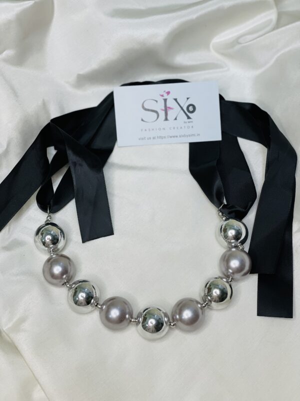 Statement neckpiece