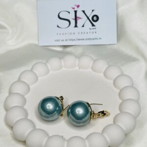 Oversized pearl studs