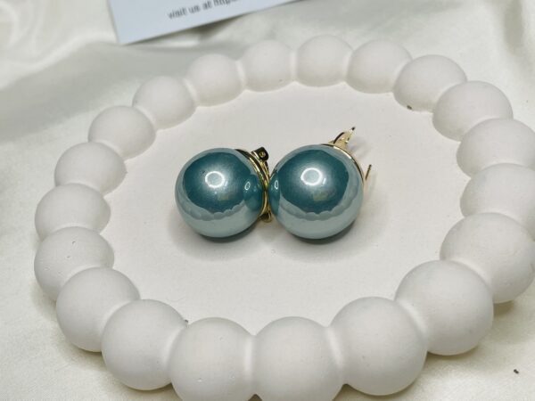 Oversized pearl studs - Image 2