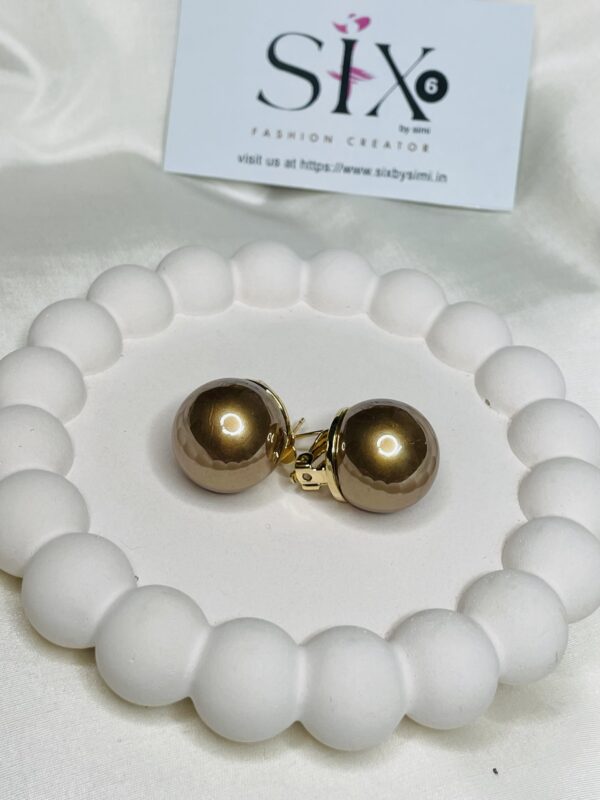 Oversized pearl studs - Image 2
