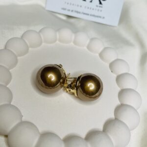 Oversized pearl studs