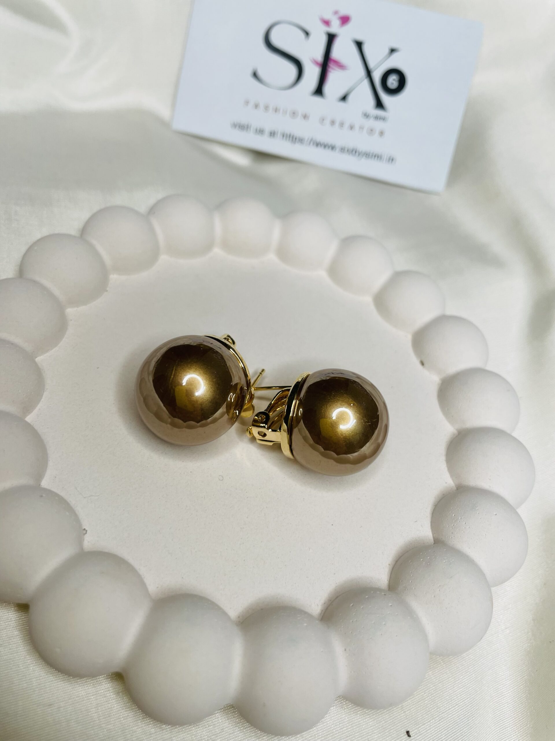Oversized pearl studs