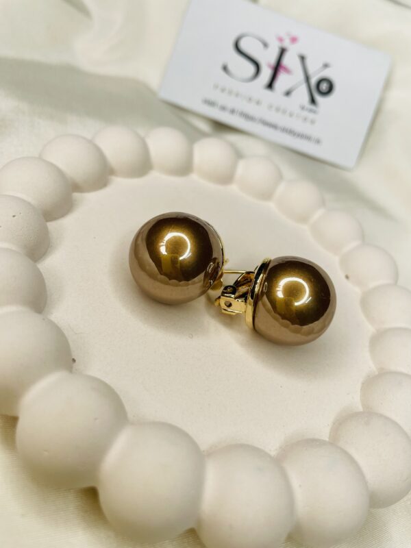 Oversized pearl studs - Image 3