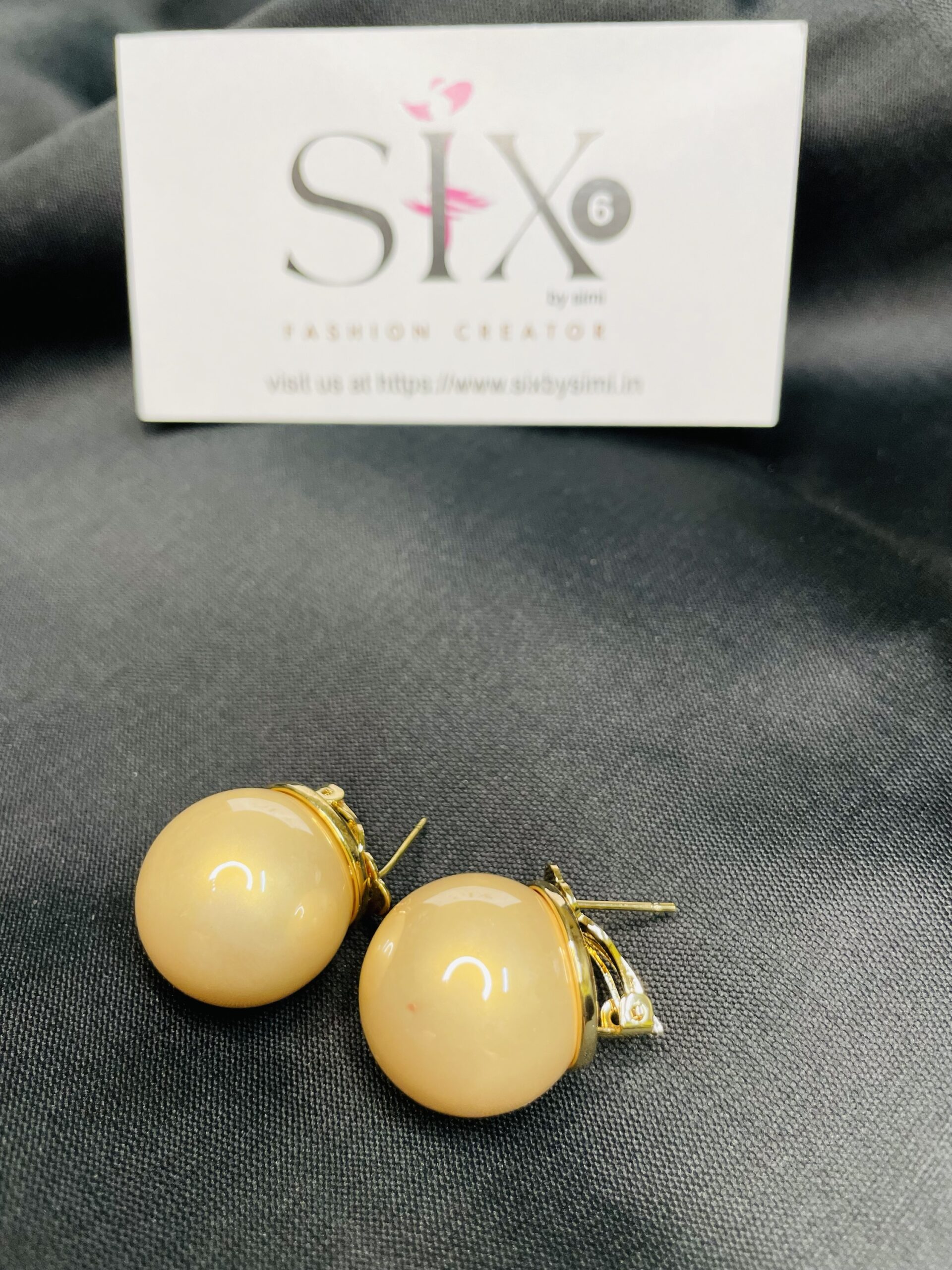 Oversized pearl studs