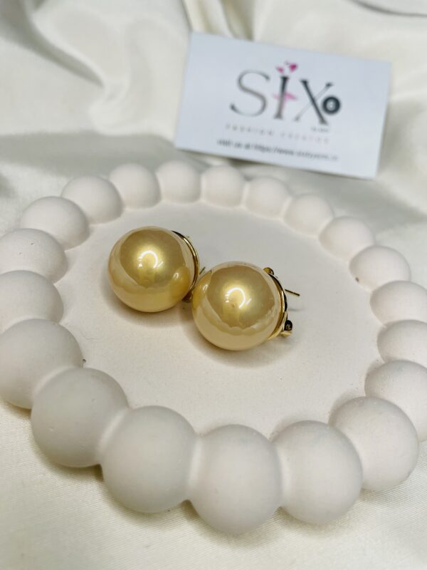 Oversized pearl studs - Image 3