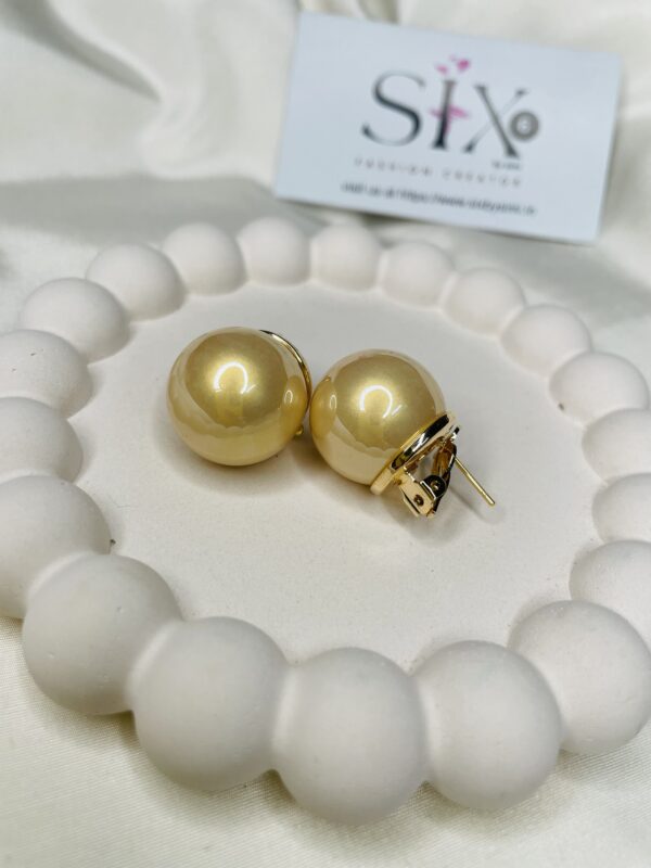 Oversized pearl studs - Image 2