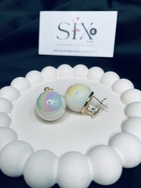 Oversized pearl studs - Image 3