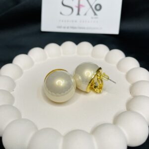 Oversized pearl studs