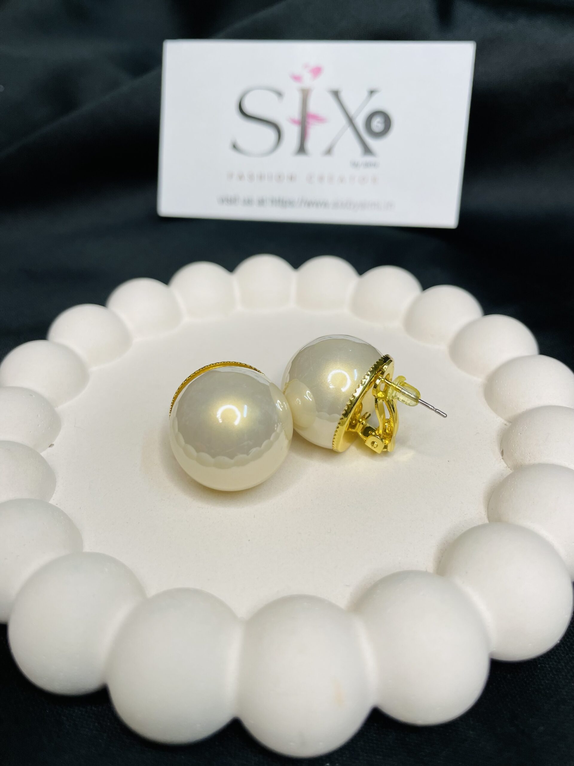 Oversized pearl studs