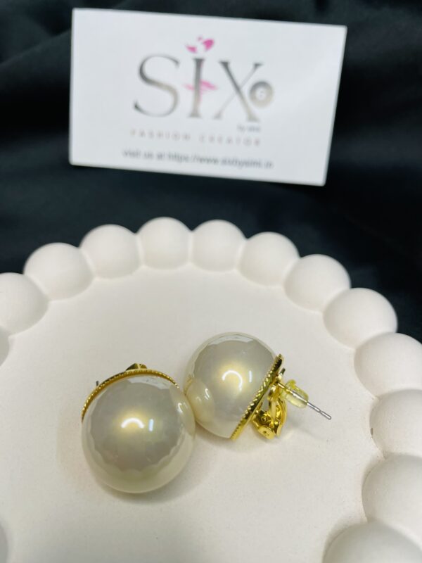 Oversized pearl studs - Image 2