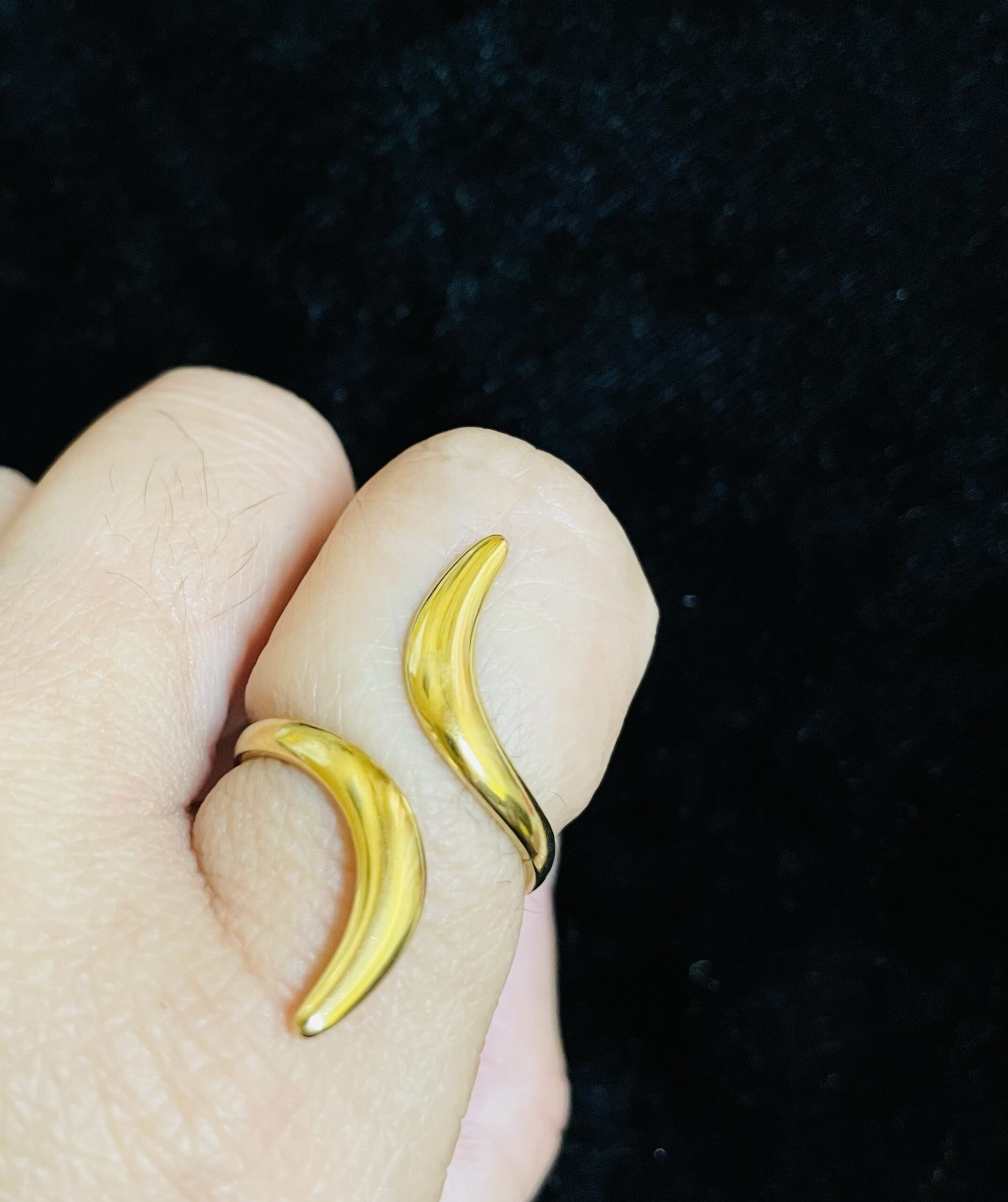 SERPENTINE LINE RIPPLE RING