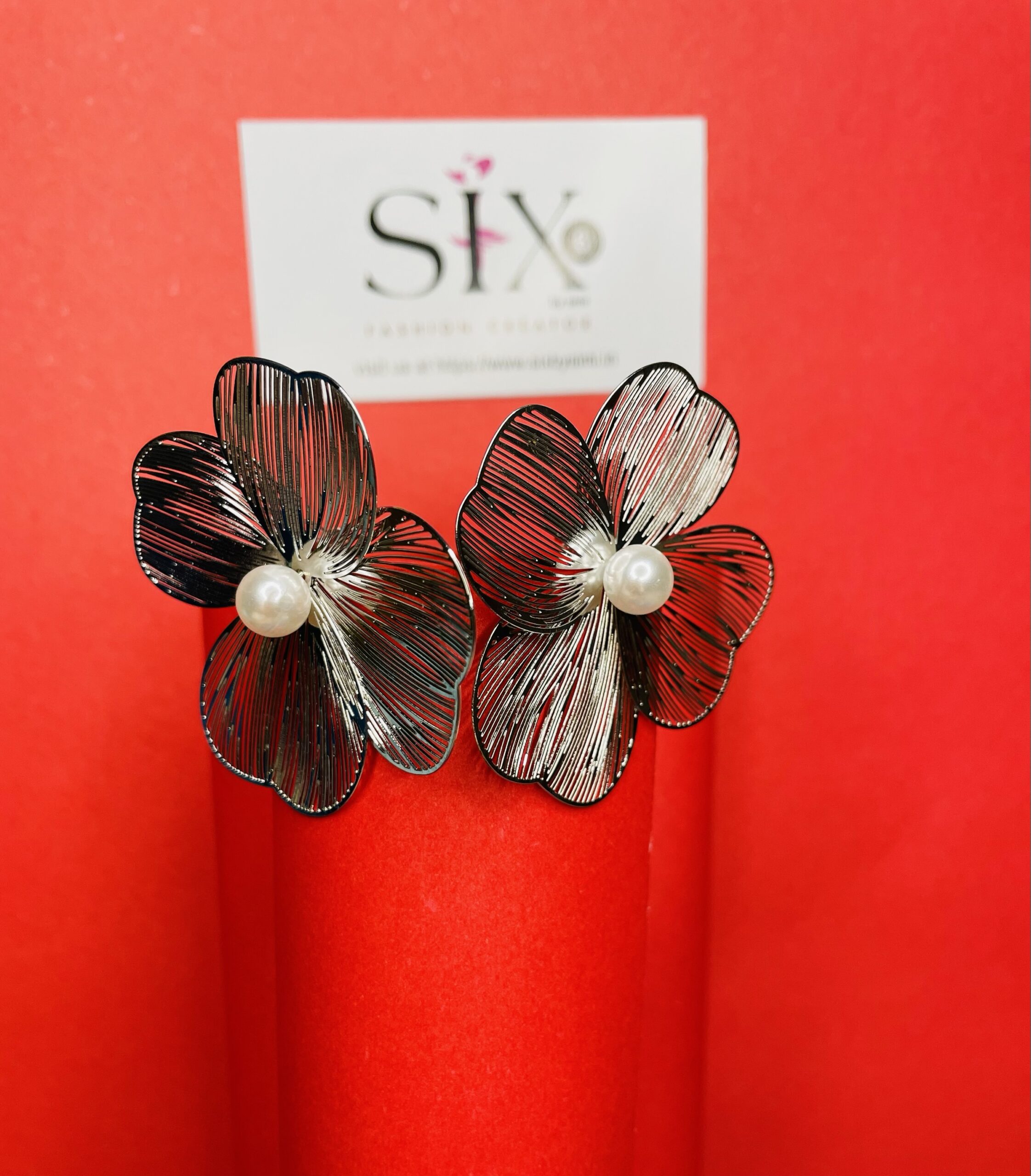 NEEDLE METAL FLOWER PEARL EARRINGS