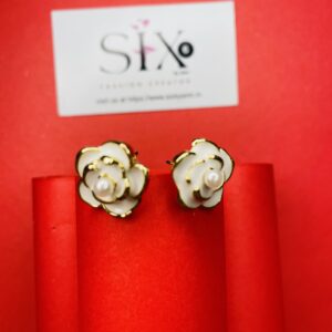 Flower stud earrings