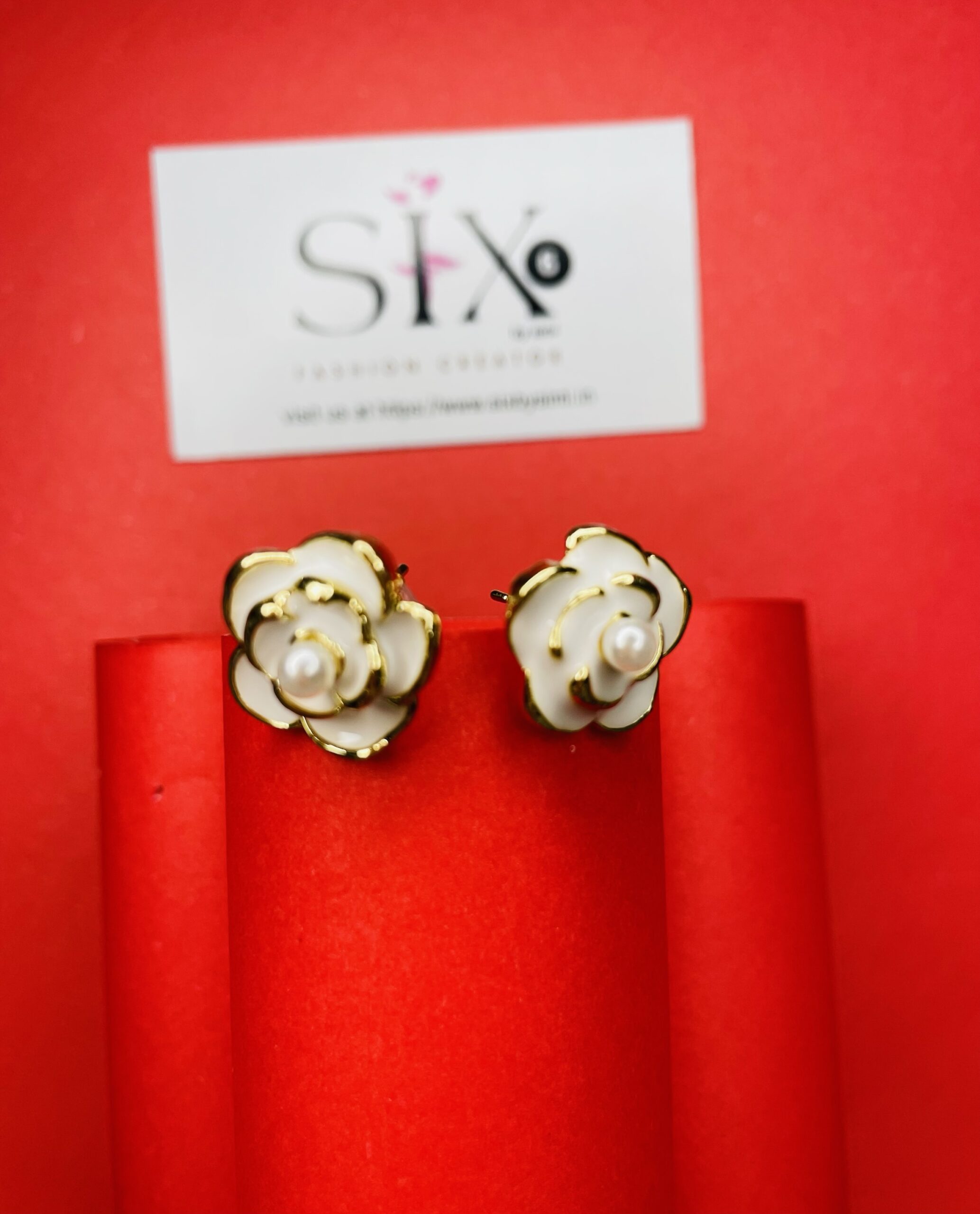 Flower stud earrings