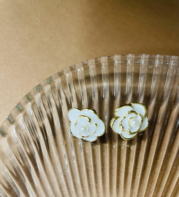 Flower stud earrings - Image 2