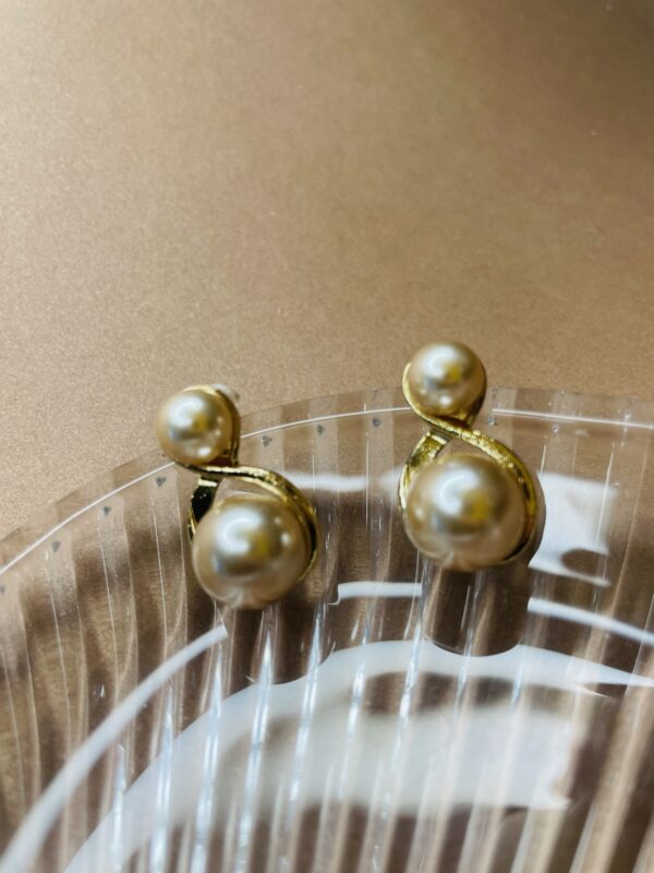 Pearl stud earrings - Image 2