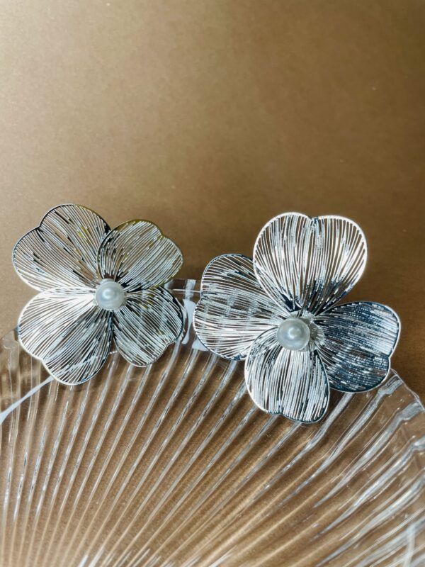 NEEDLE METAL FLOWER PEARL EARRINGS - Image 2