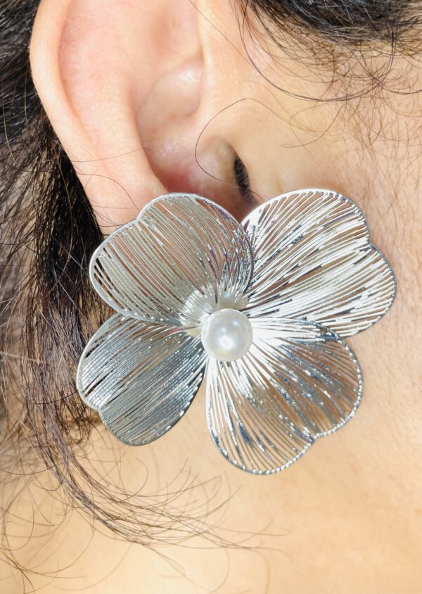 NEEDLE METAL FLOWER PEARL EARRINGS - Image 3
